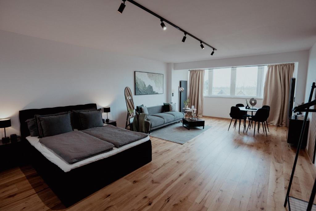 ein Schlafzimmer mit Bett und ein Wohnzimmer in der Unterkunft WITTMANN Ferienwohnung in Strandnähe 206 - Schönberg in Kalifornien