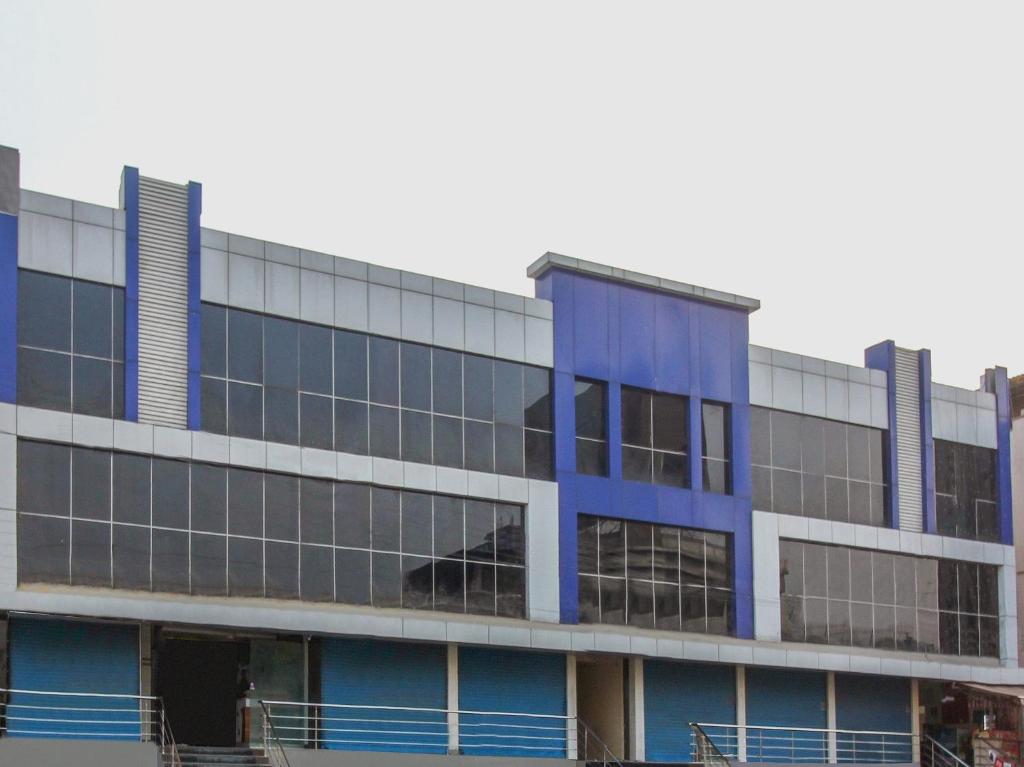 un edificio de oficinas con ventanas azules en Alpine Glow Pinnacle en Trimulgherry