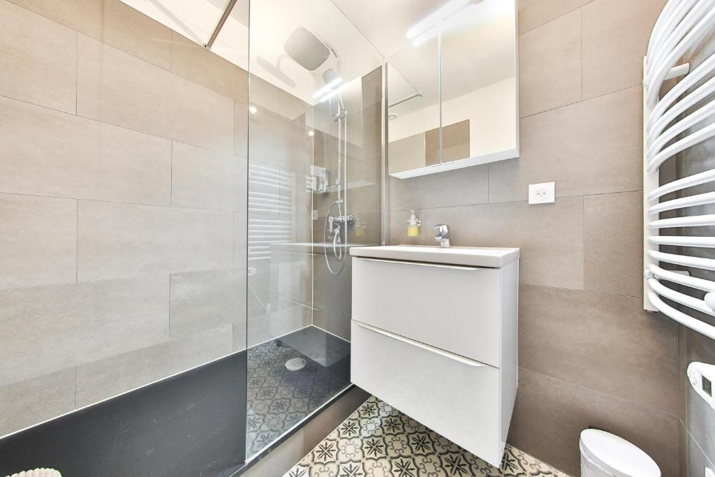 Kúpeľňa v ubytovaní Appartements duplex 3 et 4 personnes - Climatisation - Village élu parmi les "Plus Beaux Villages de France" - Route des Vins - Centre Alsace