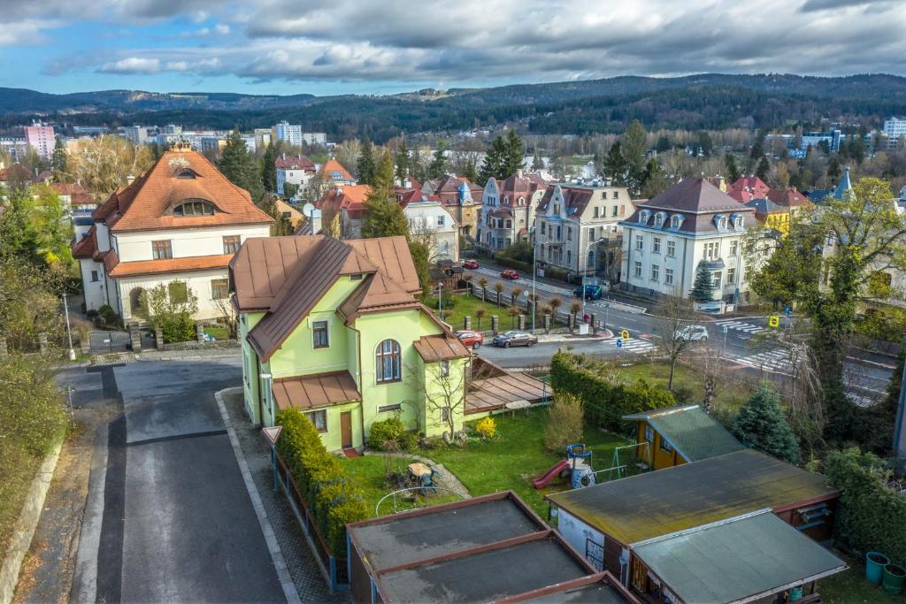 uma vista aérea de uma cidade com casas em Penzion Pokorny em Jablonec nad Nisou