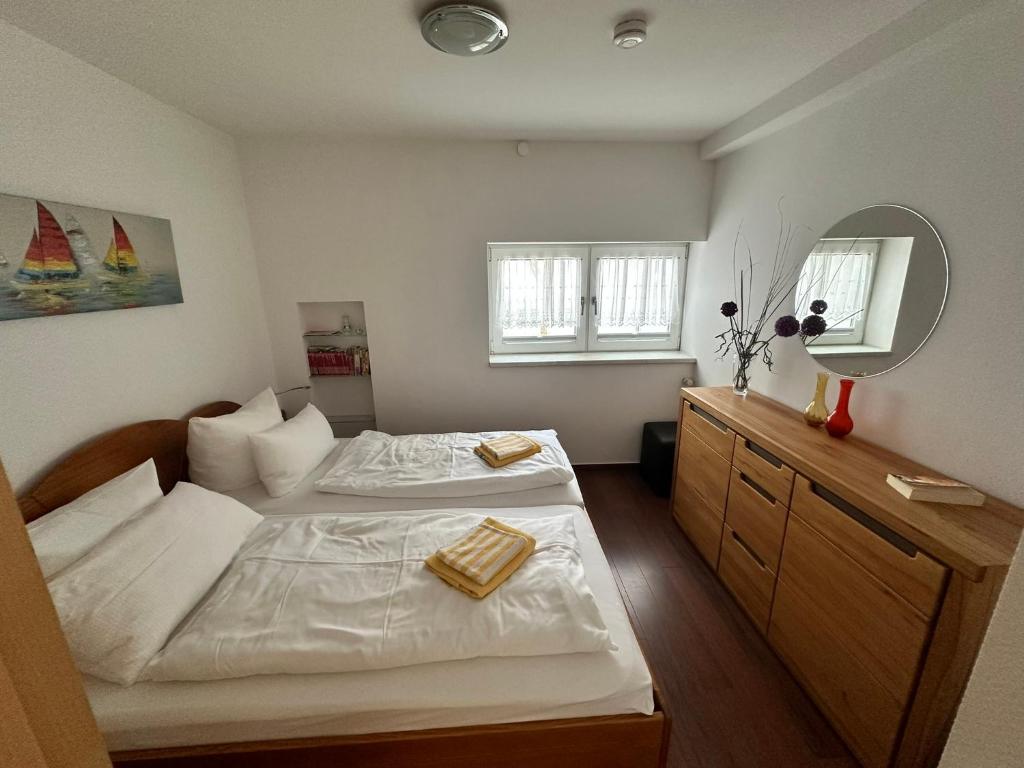 1 dormitorio con 2 camas y espejo en Zur Düne Warnemünde en Warnemünde