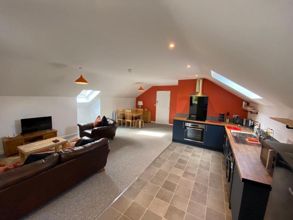 Una sala de estar con dos sofás y una cocina. en stylish and modern Spacious 2 bedroom apartment, en Clodock