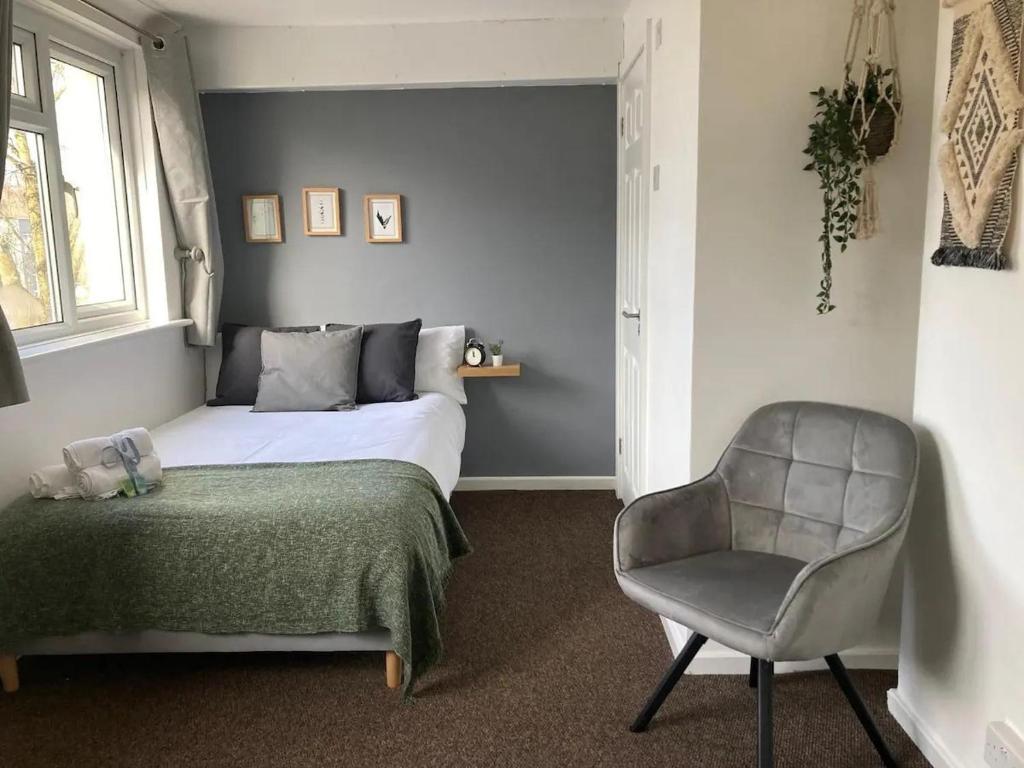 um quarto com uma cama e uma cadeira em Southampton Lodge em Southampton