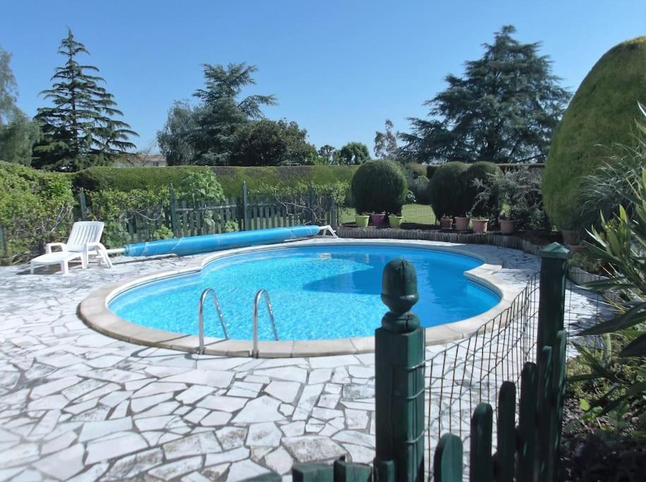 une piscine dans une cour clôturée dans l'établissement Grande Vue A little bit of French tranquillity, à Floirac