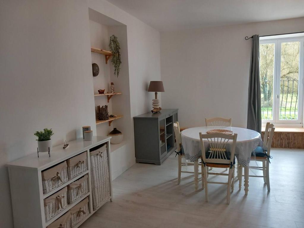 a dining room with a table and chairs in a room at Balade sur le port in Dinan