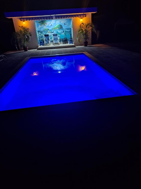 Piscina a Amazon Villas o a prop