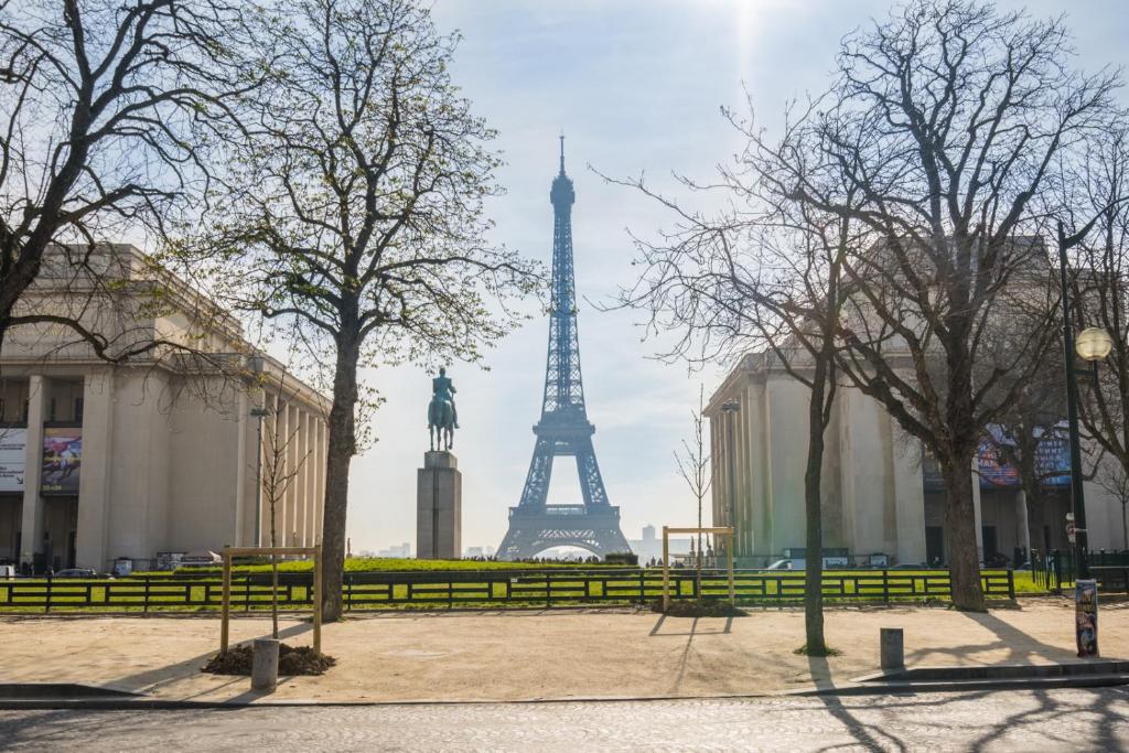 - une vue sur la tour Eiffel depuis un parc dans l'établissement Appartement Tour Eiffel & Trocadéro, à Paris