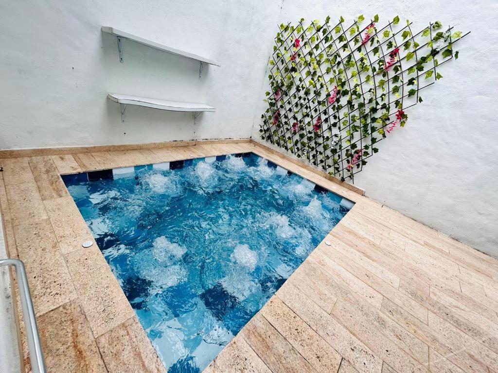 uma piscina no chão de um quarto em CASA HONDANA em Honda