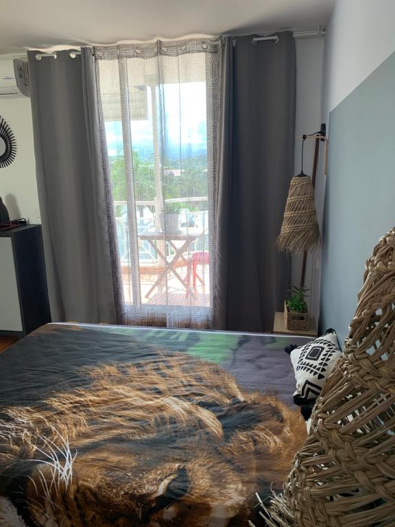 Postel nebo postele na pokoji v ubytování Sous la savane