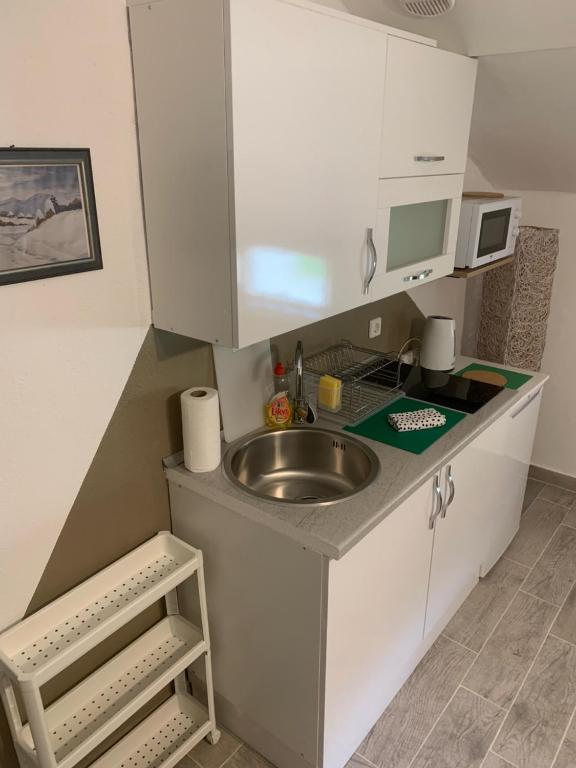 Kuchyň nebo kuchyňský kout v ubytování Villa Nana