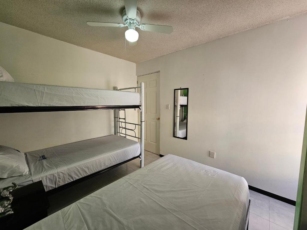 a bedroom with two bunk beds and a ceiling fan at Sensity Home Casa Novedosa Céntrica y Linda in Tehuacán