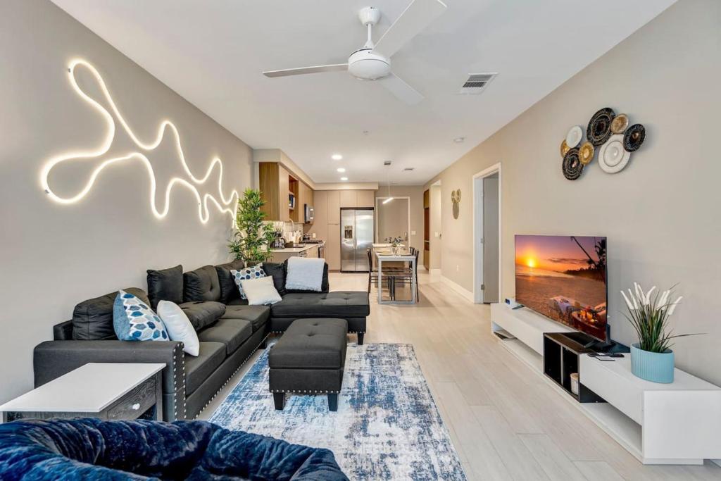 Curated visual reference: Disneyland Private Pool Luxury Apartments Reference: Luxury Apartment 5 Minutes To Disneyland Anaheim Precios Actualizados