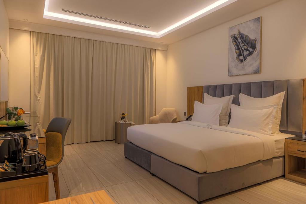 1 dormitorio con 1 cama grande en una habitación de hotel en فندق ساس - SAS Hotel en Hafr Al Batin