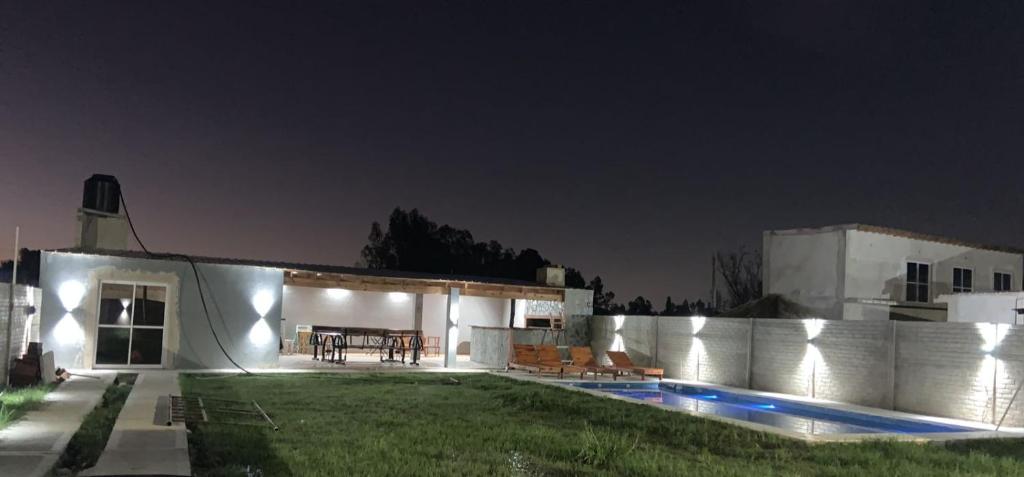 een huis met een achtertuin met een zwembad in de nacht bij Casa Quinta Lo de Morris in Florencio Varela