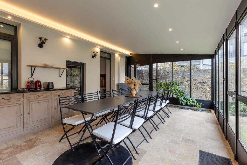 une cuisine et une salle à manger avec une table et des chaises dans l'établissement 