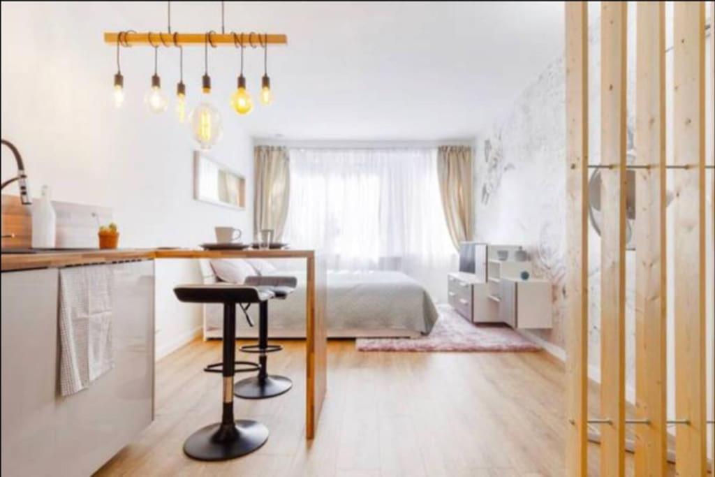 Il comprend une cuisine et une chambre avec un lit et un bureau. dans l'établissement Grand Studio*Victor Hugo*Centre, à Toulouse