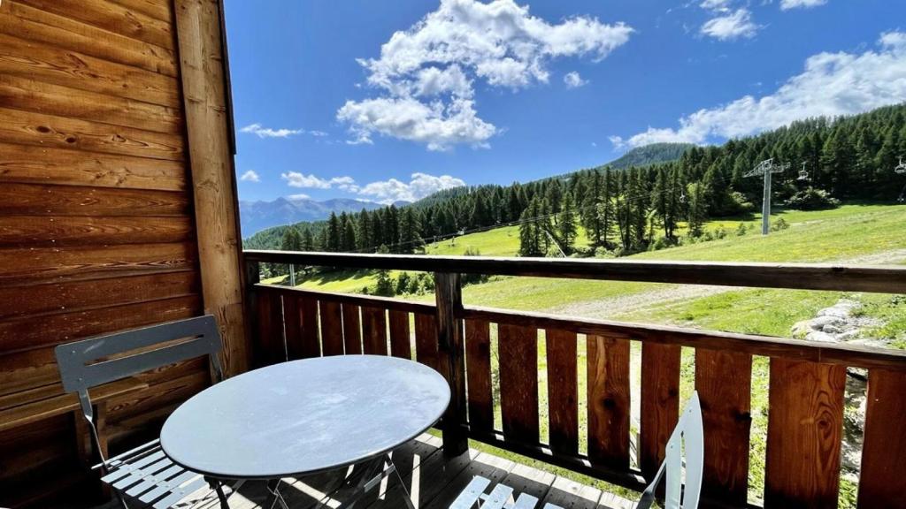 - une table et des chaises sur le balcon d'une cabine dans l'établissement Résidence Dame Blanche - DBAC32 - APPT DUPLEX DANS CHALET - 4 CHAMBRES 10 PERSONNES - Secteur 1800 MAE-7734, à Narreyroux
