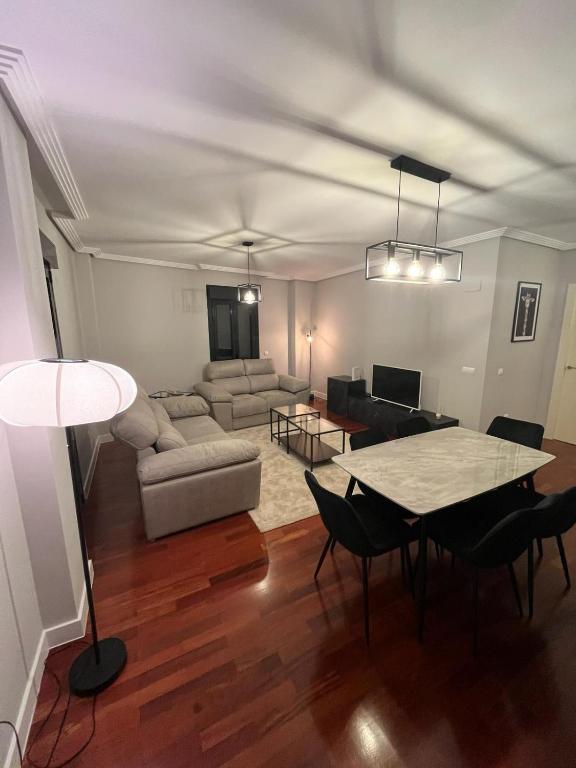 a living room with a table and a couch at Sweet Dreams Ebora in Talavera de la Reina