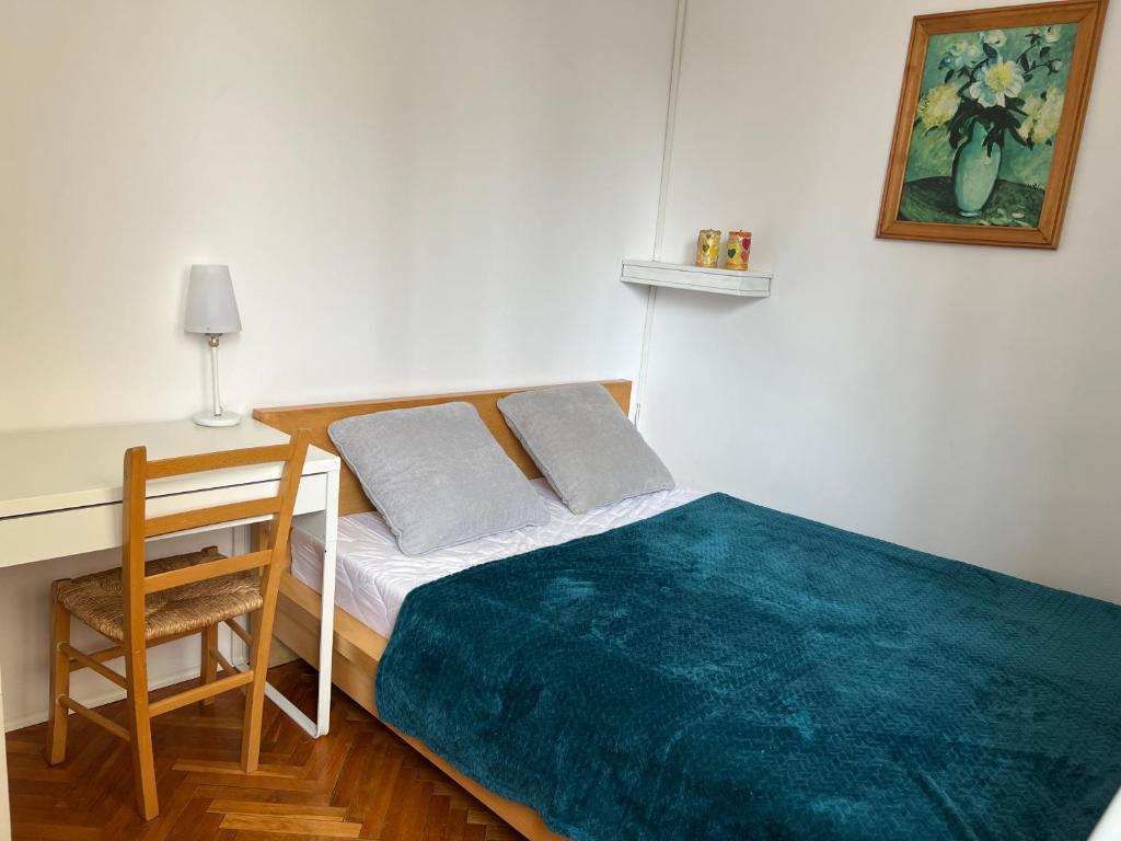 een slaapkamer met een bed, een bureau en een stoel bij Gdynia Śródmieście Necla Apartament in Gdynia