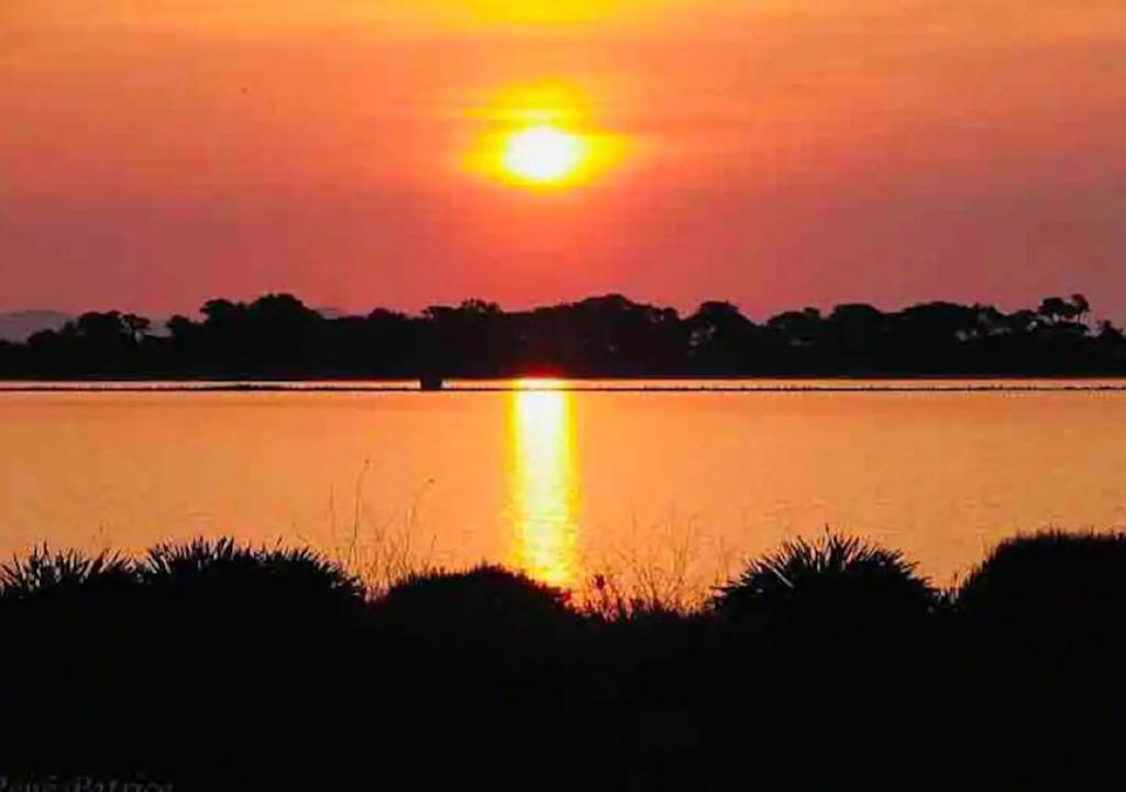 un coucher de soleil sur une masse d'eau dans l'établissement Les flamants Roses la Capte • Hyères / 4pers, à Hyères