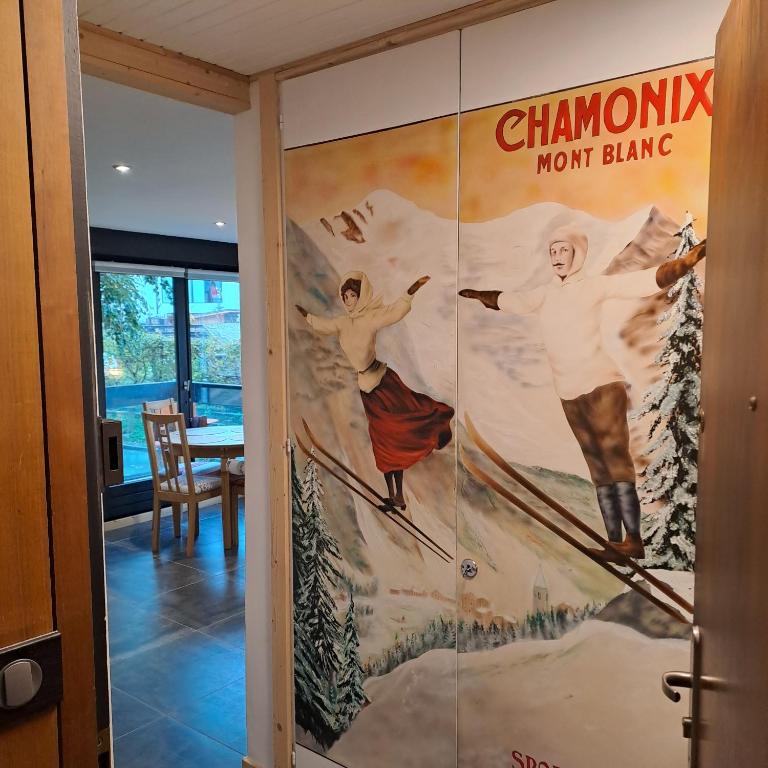 une fresque représentant un mur d'alpinisme dans l'établissement Casa Peghera, Chamonix (hypercentre), à Chamonix-Mont-Blanc