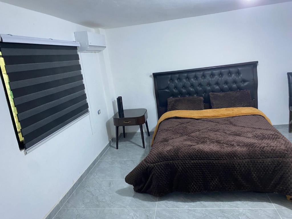 Postel nebo postele na pokoji v ubytování huseein rooms