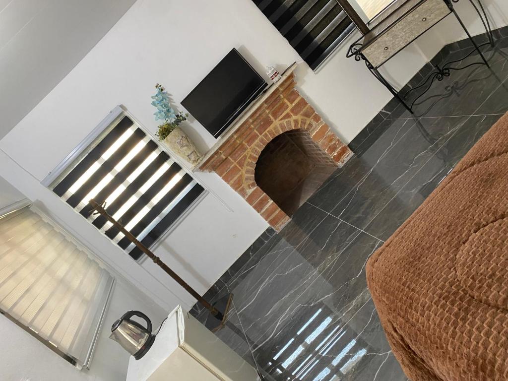 TV a/nebo společenská místnost v ubytování huseein rooms