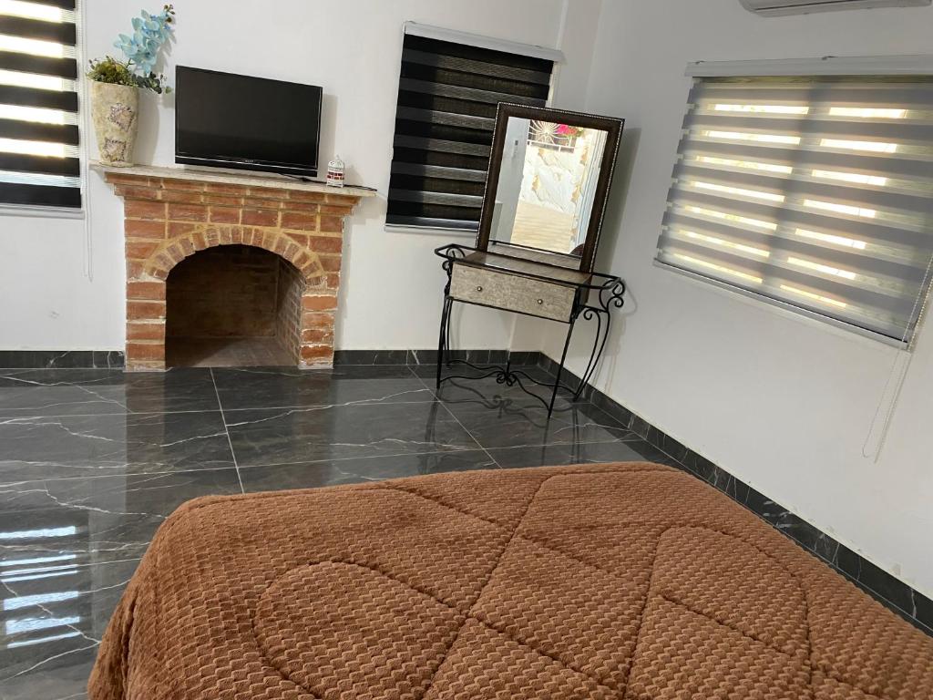 TV a/nebo společenská místnost v ubytování huseein rooms