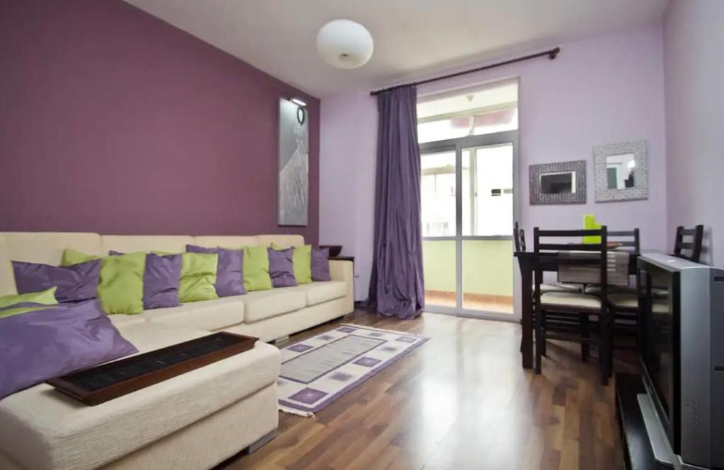 ティラナにあるCosy Tirana apartment 1+1のリビングルーム(ソファ、テーブル付)