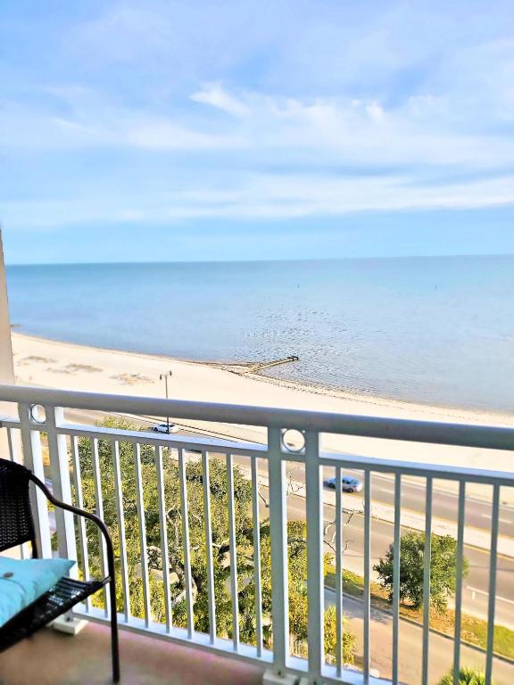 un balcón con vista a la playa en Legacy Tower Two 904, en Gulfport