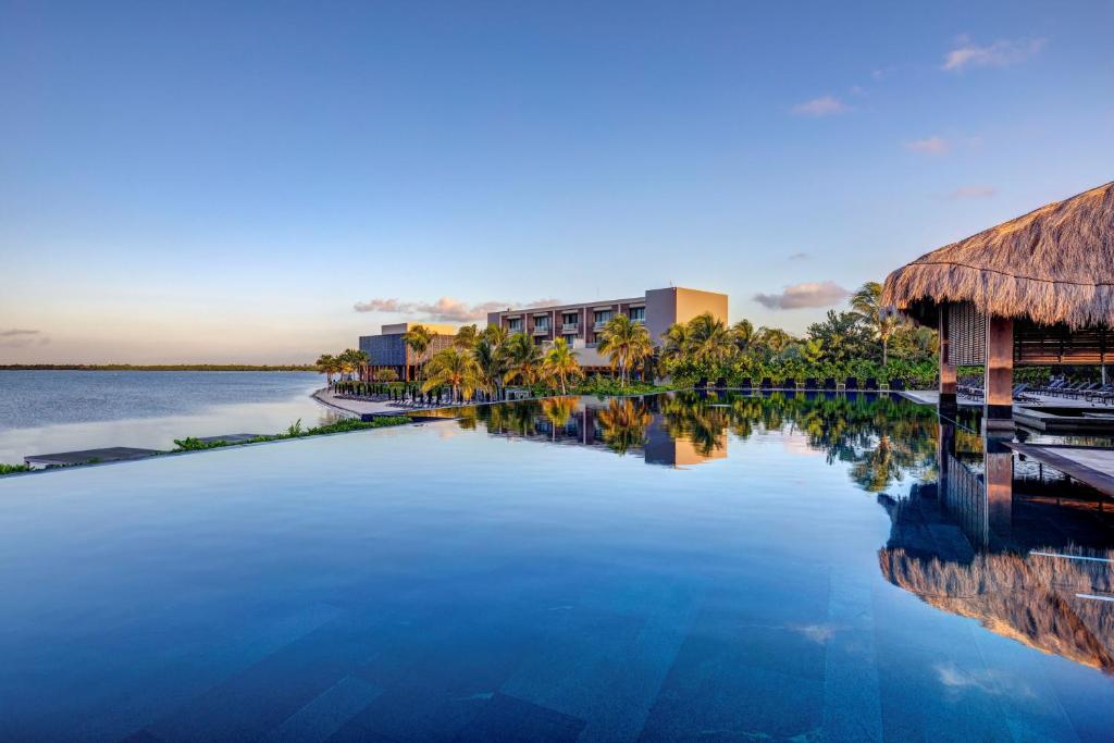 een uitzicht op een resort met een groot zwembad bij Nizuc Resort & Spa in Cancun