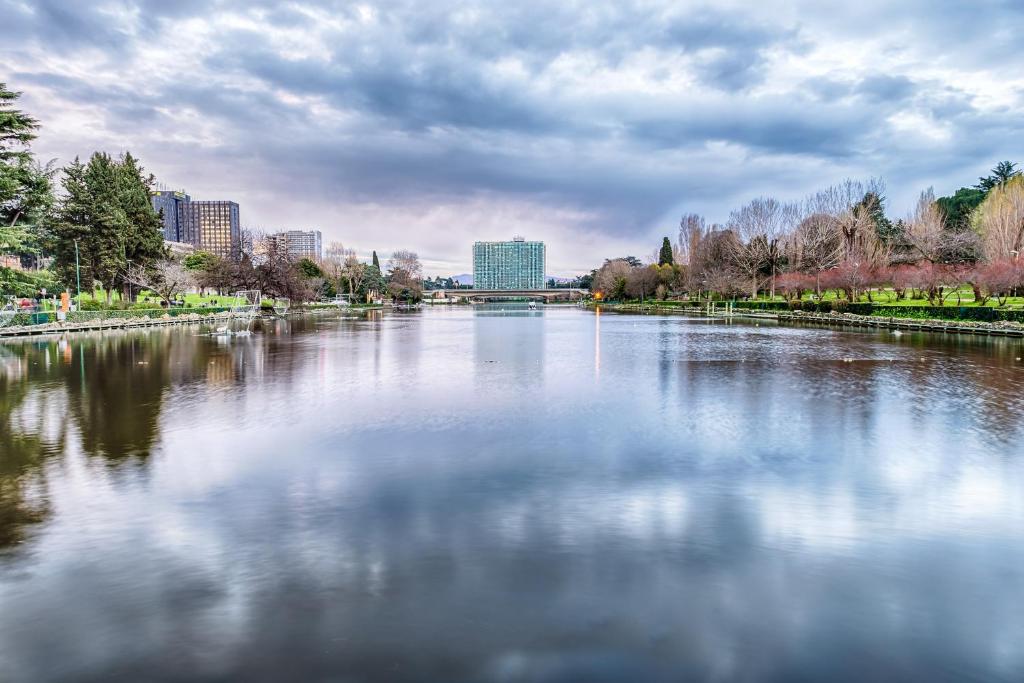 una vista de un río con una ciudad en el fondo en DolceVita Eur Torrino Prestige en Roma