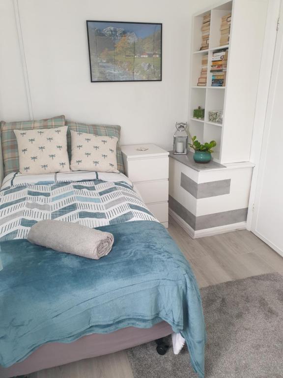 un dormitorio con una cama con un gato sobre ella en Cosy & bright room en Loughborough