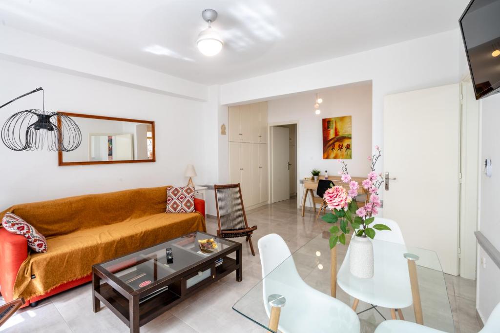 Suitetrails - Psiri gem from In Vivo Apartments- Spacious 1st floor Apartment with Balcony in Athens' historic center
