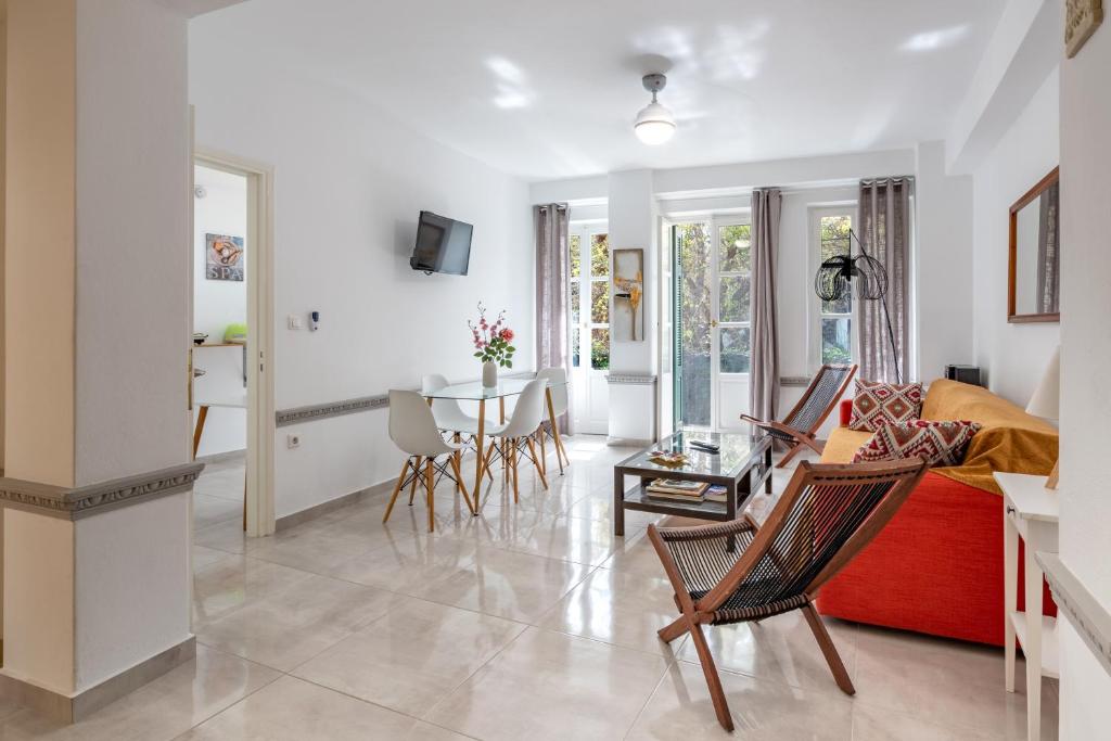 Televízia a/alebo spoločenská miestnosť v ubytovaní Psiri gem from In Vivo Apartments- Spacious 1st floor Apartment with Balcony in Athens' historic center