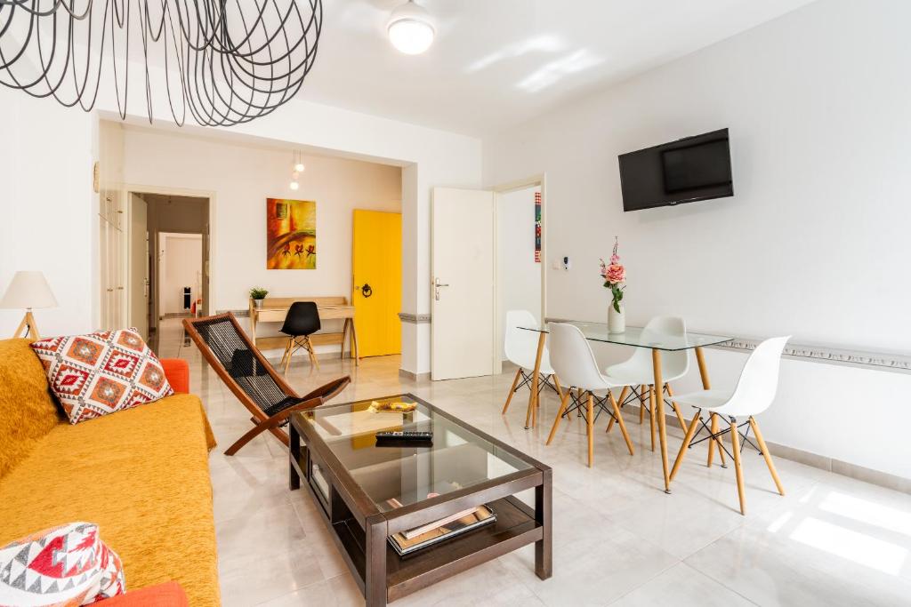 Suitetrails - Psiri gem from In Vivo Apartments- Spacious 1st floor Apartment with Balcony in Athens' historic center