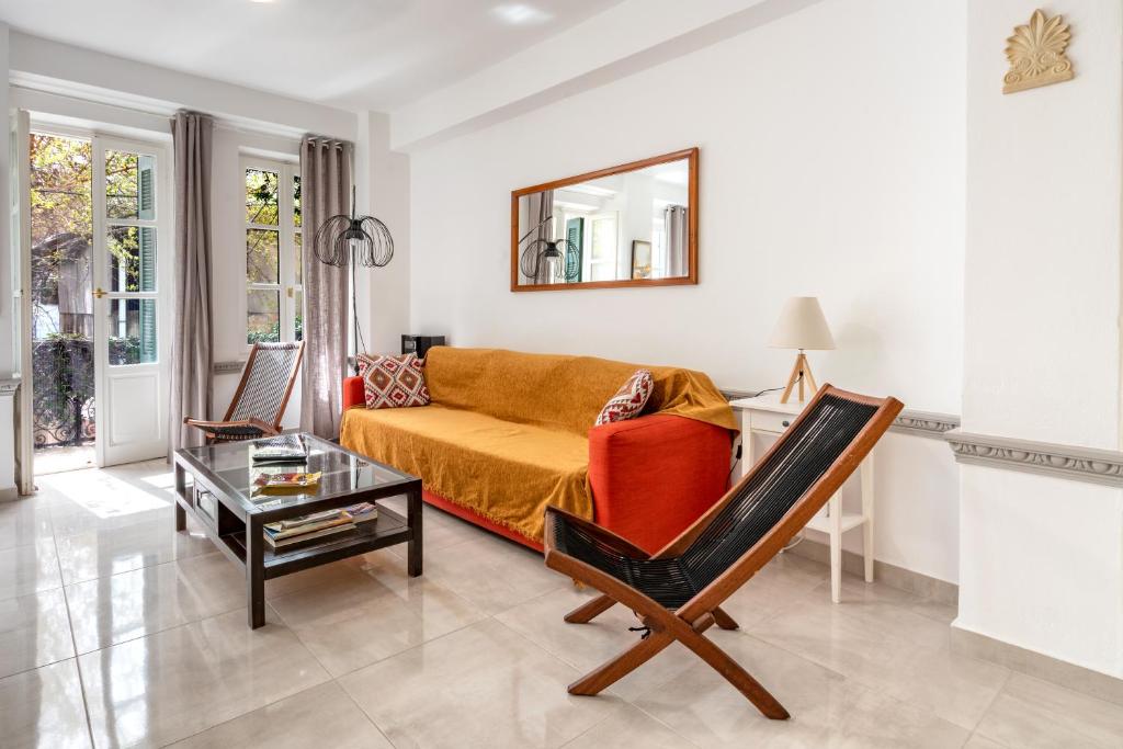 Suitetrails - Psiri gem from In Vivo Apartments- Spacious 1st floor Apartment with Balcony in Athens' historic center