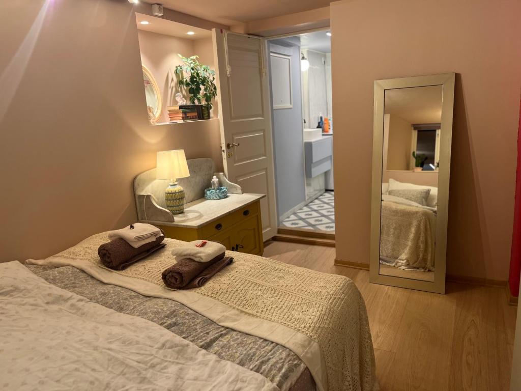 ein Schlafzimmer mit einem Bett mit zwei Handtüchern darauf in der Unterkunft Brand new flat, parking! in Bergen