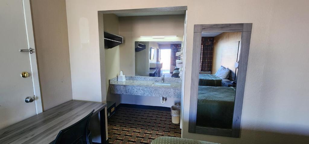Super 7 Inn - King Room - Roken