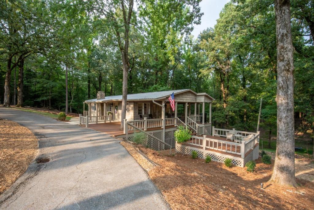 a cabin in the woods with a flag at Oxford Hillside Hideaway in Oxford