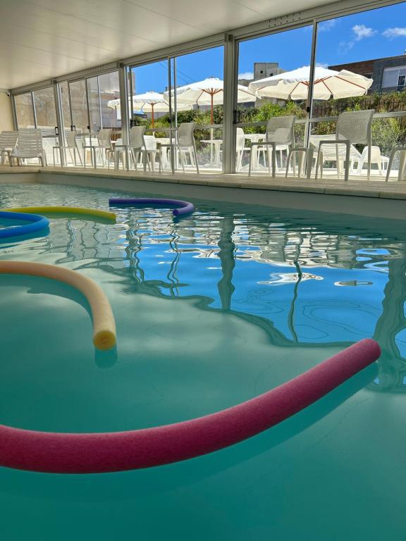 una piscina con carriles en el agua en Hotel Tamariz, en Piriápolis