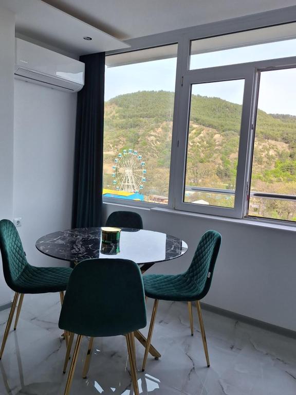 Nespecifikovaný výhled na hory nebo výhled na hory při pohledu z apartmánu