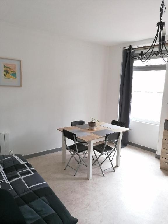 une salle à manger avec une table et deux chaises dans l'établissement Appartement-Vierzon-centre, à Vierzon