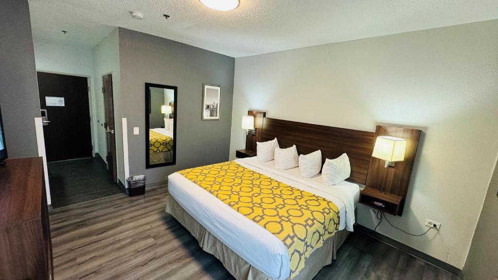 Baymont by Wyndham Chicago/Calumet City - King Room - Disability Access/Non-Smoking