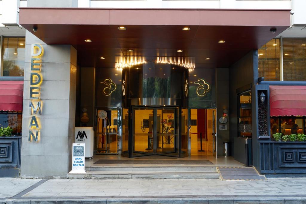 una entrada a un edificio con una puerta giratoria en Dedeman Istanbul, en Estambul