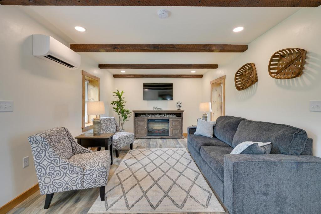 ein Wohnzimmer mit einem Sofa und einem Kamin in der Unterkunft Charming Biglerville Home with Patio and Yard! 