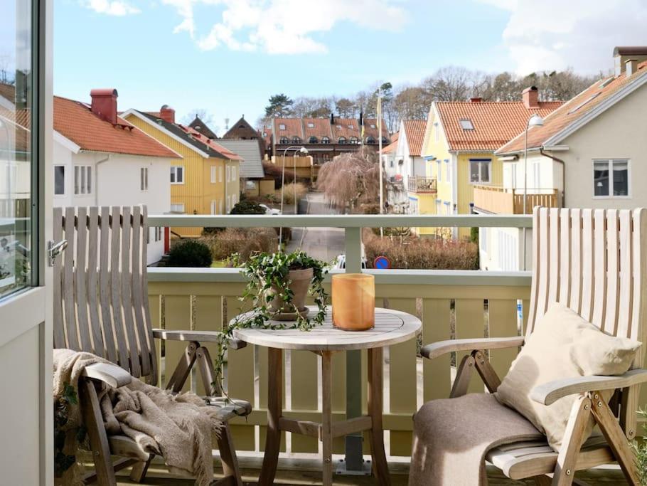a balcony with a table and chairs and a window at The Majestic Residence -Liseberg - Svenska mässan in Gothenburg
