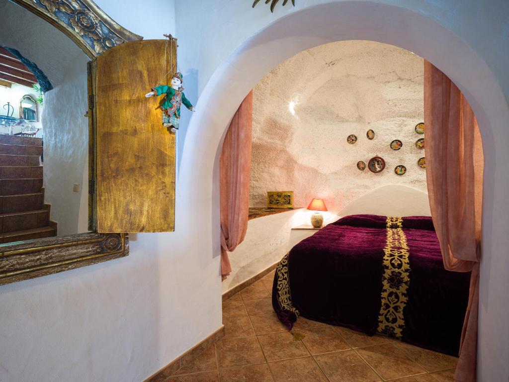Postel nebo postele na pokoji v ubytování Castillo Lanzarote Villa Bentley - Luxury Villa -sleep in a volcanic cave