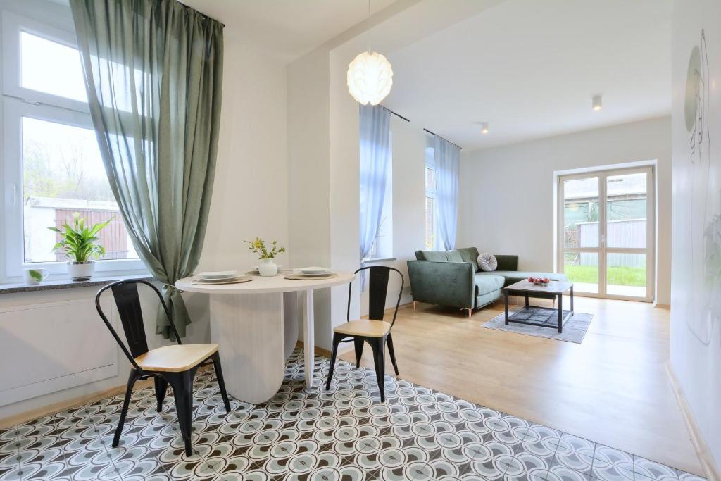 sala de estar con mesa y sillas en Apartament SUDETY en Boguszów-Gorce