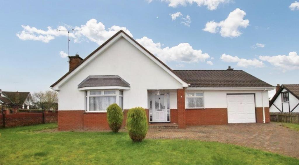 a white and red house with a yard at Cosy 3 Bed Retreat in Omagh in Omagh